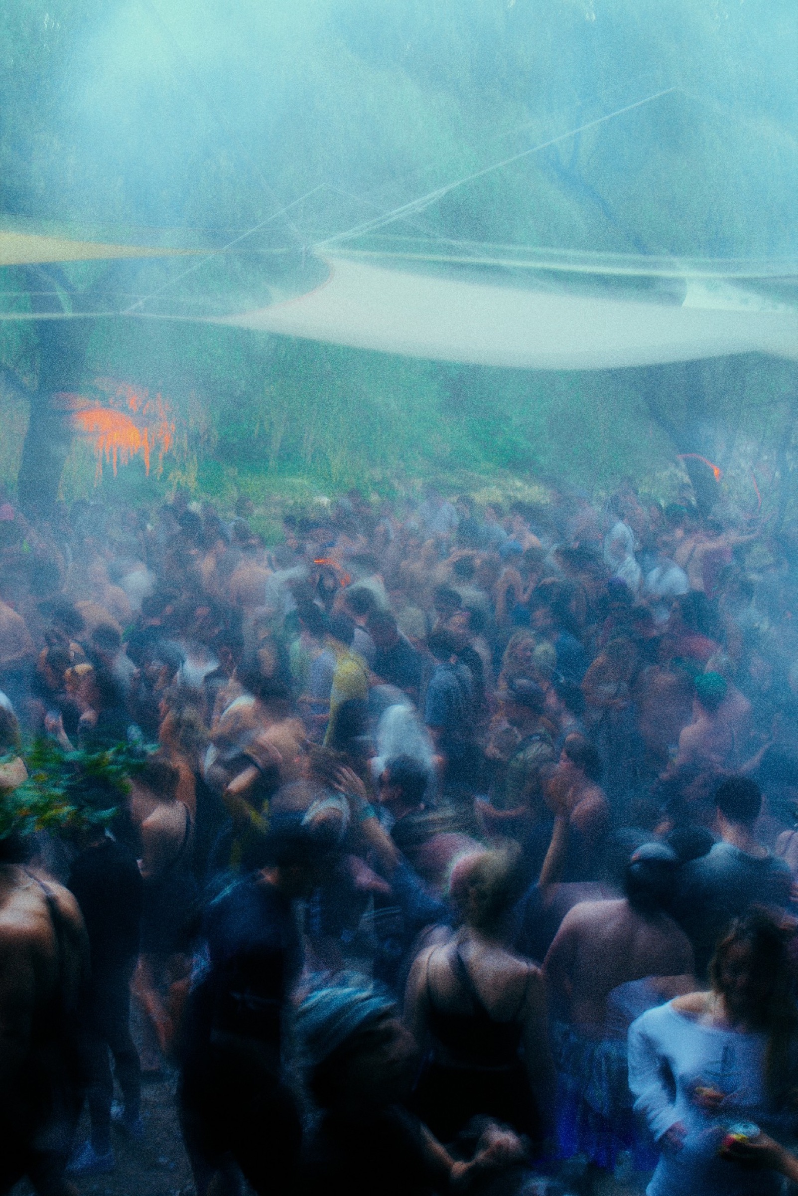 Umetniški in barvit prizor s festivala z veliko ljudmi